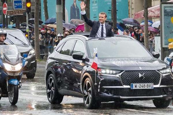 رئیس جمهور فرانسه با پرچمدار DS به استقبال مردم فرانسه رفت+عکس